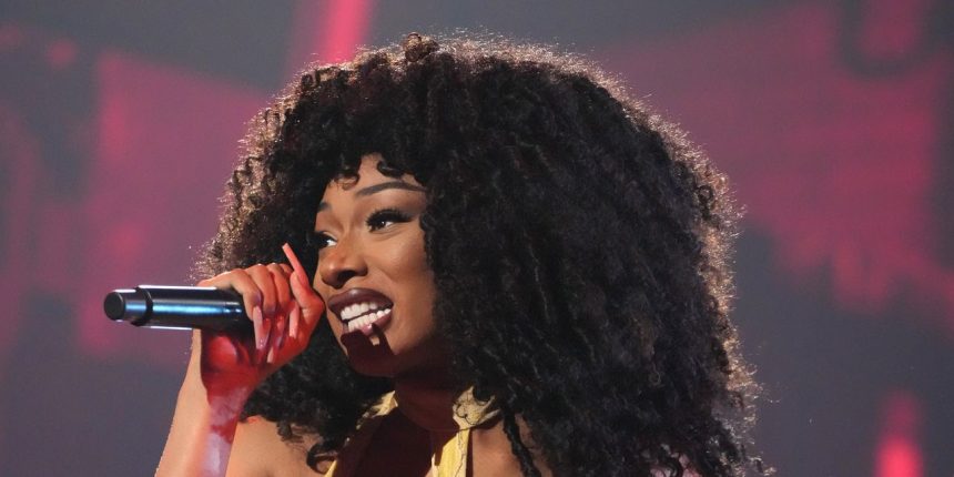 3-must-try-takeaways-from-megan-thee-stallion’s-abs-workout,-according-to-a-trainer